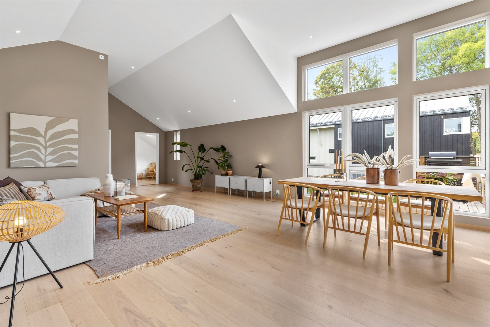 God plass til sittegruppe, TV-område og stort spisebord. Galleribilde