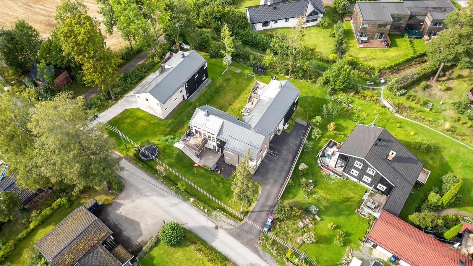 Eiertomt på 636 kvm. Eiet tomt opparbeidet med blant annet asfaltert internvei, markterrasse, gressplen, trær, prydbusker og diverse beplantning. Galleribilde