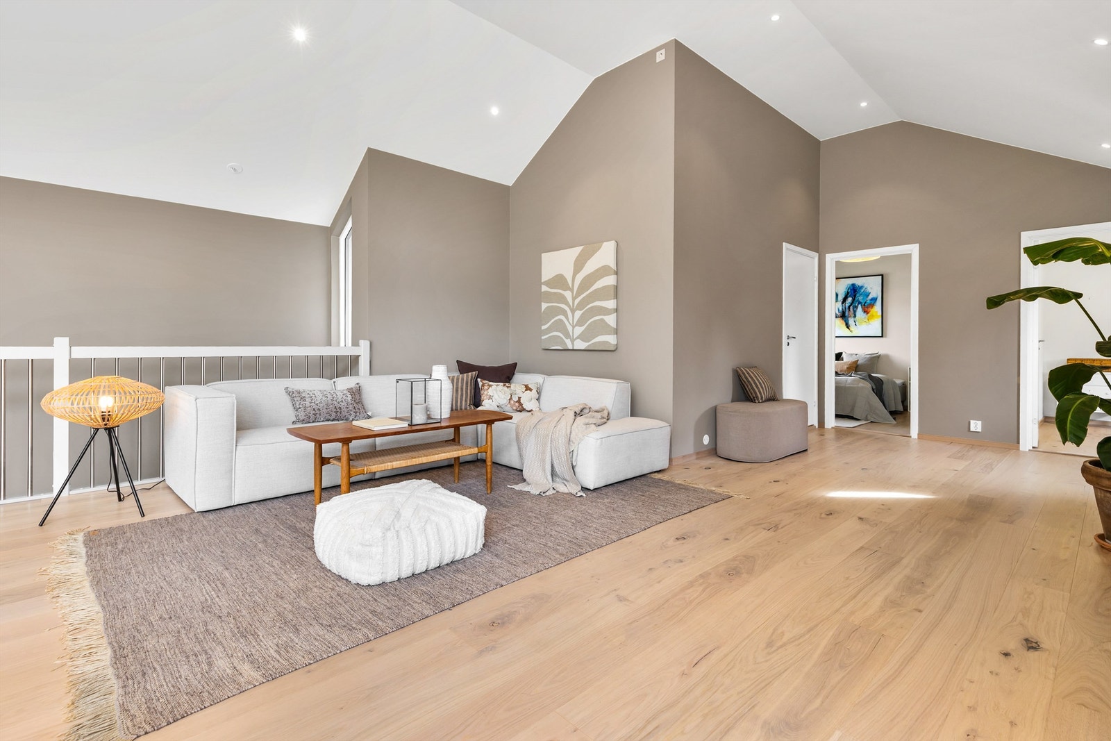 Stue med fantastisk romfølelse på grunn av den gode takhøyden. Galleribilde