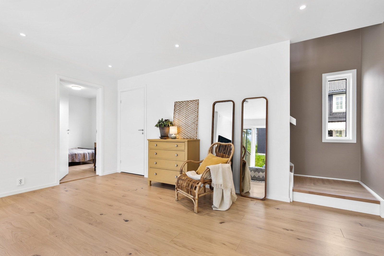 Fra TV-stuen er det tilgang til 3 soverom, bad, markterrassen, samt trapp opp til 2.etasje. Galleribilde