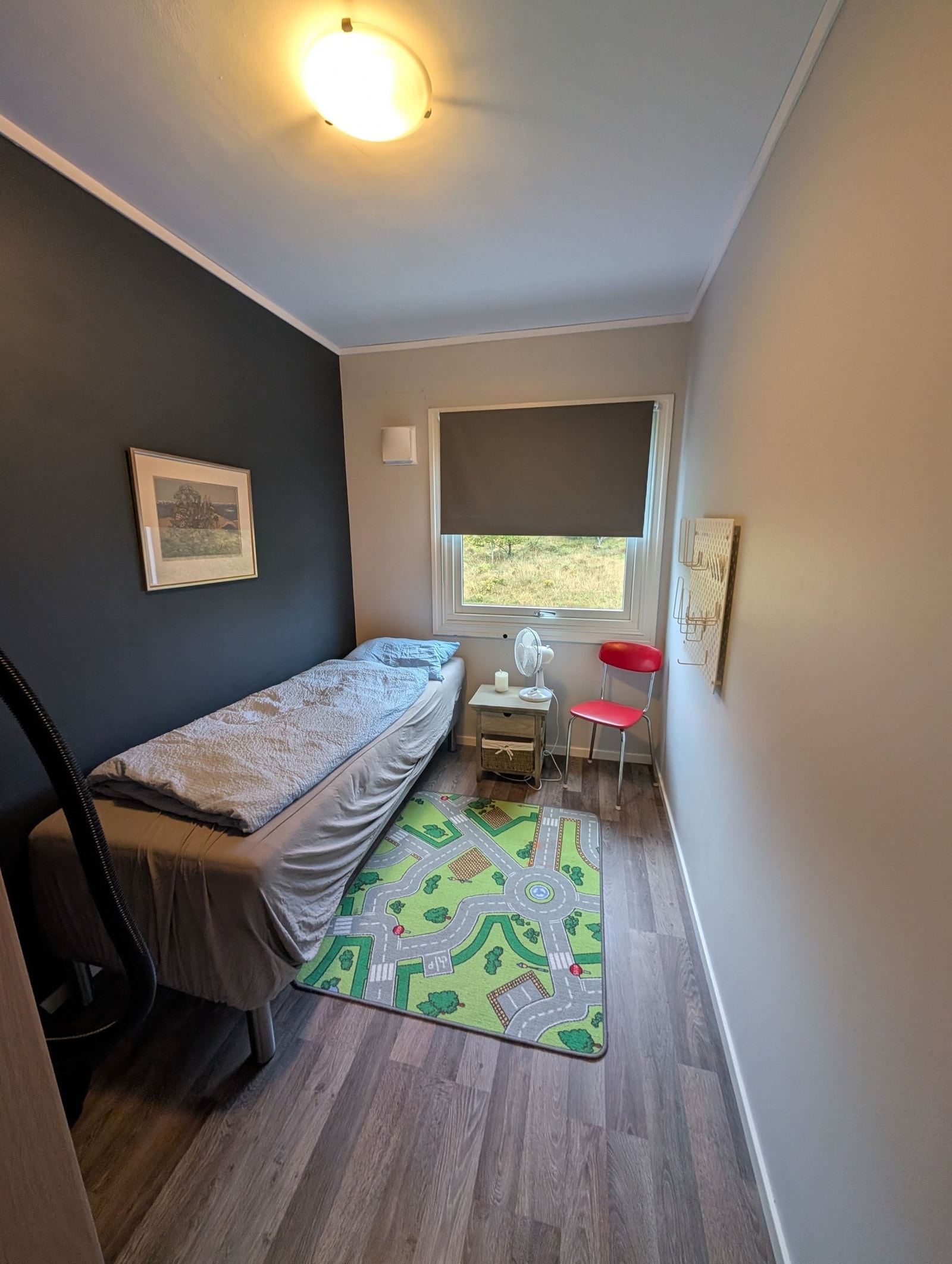 Det lille soverommet har rullegardin Galleribilde