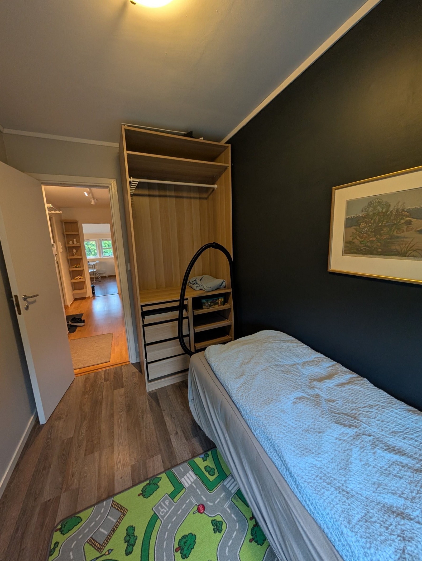 Lite soverom for enkeltseng Galleribilde