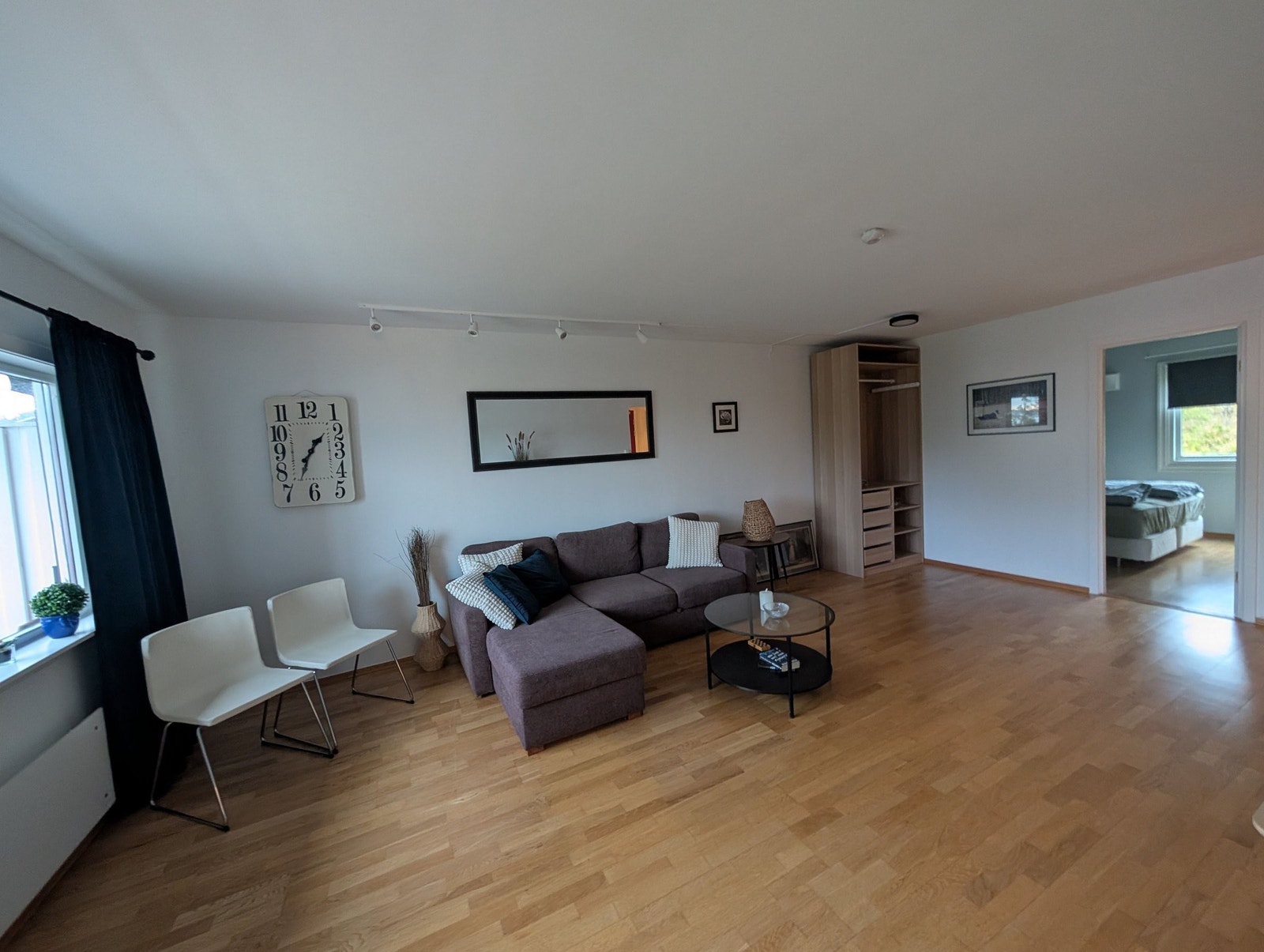 Romslig stue, kan ha sovesofa som ekstra gjesteseng Galleribilde