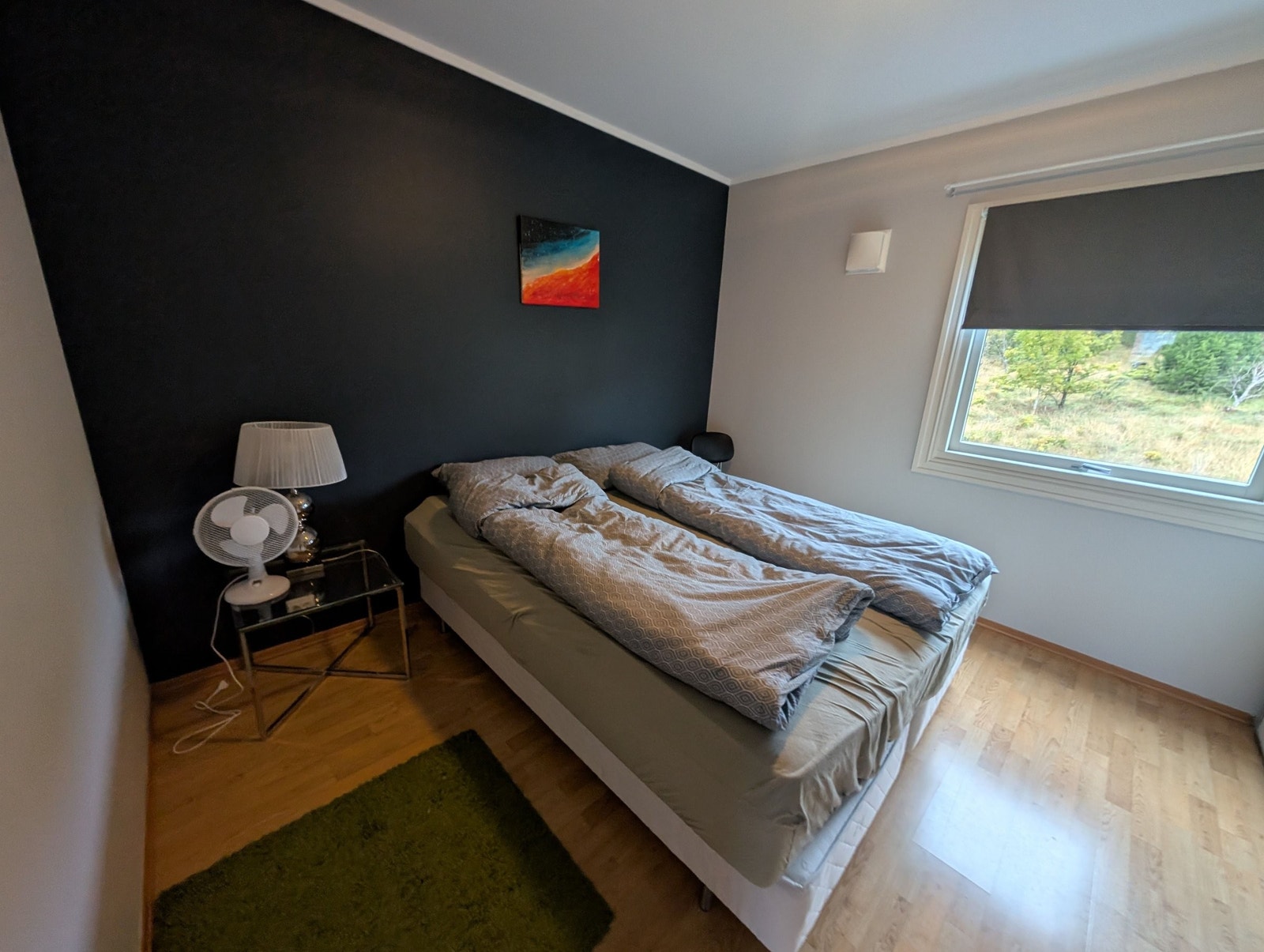 Master bedroom, med lystett rullegardin Galleribilde