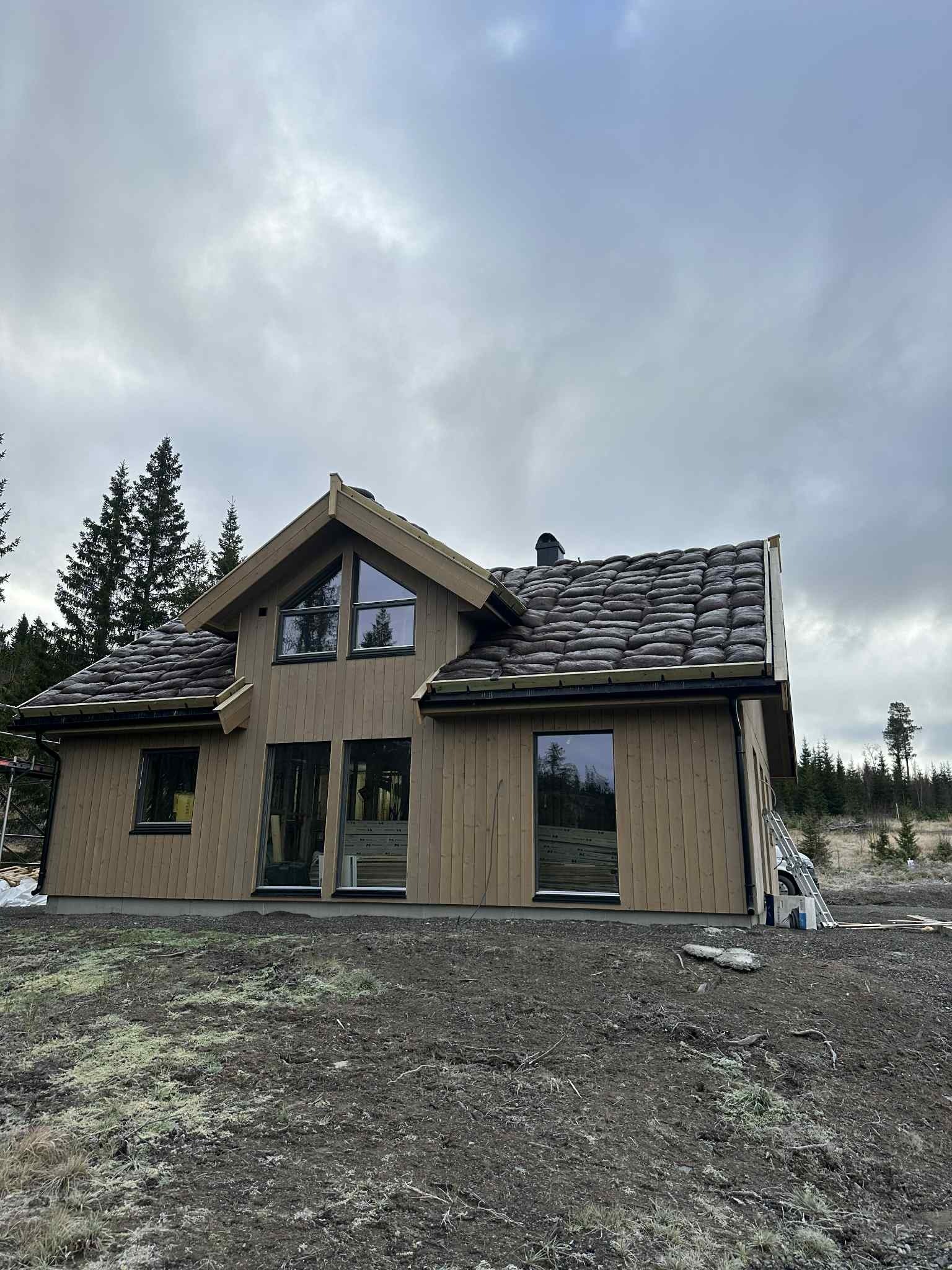 Bilde av hytte nummer 1 som er under oppføring. Galleribilde