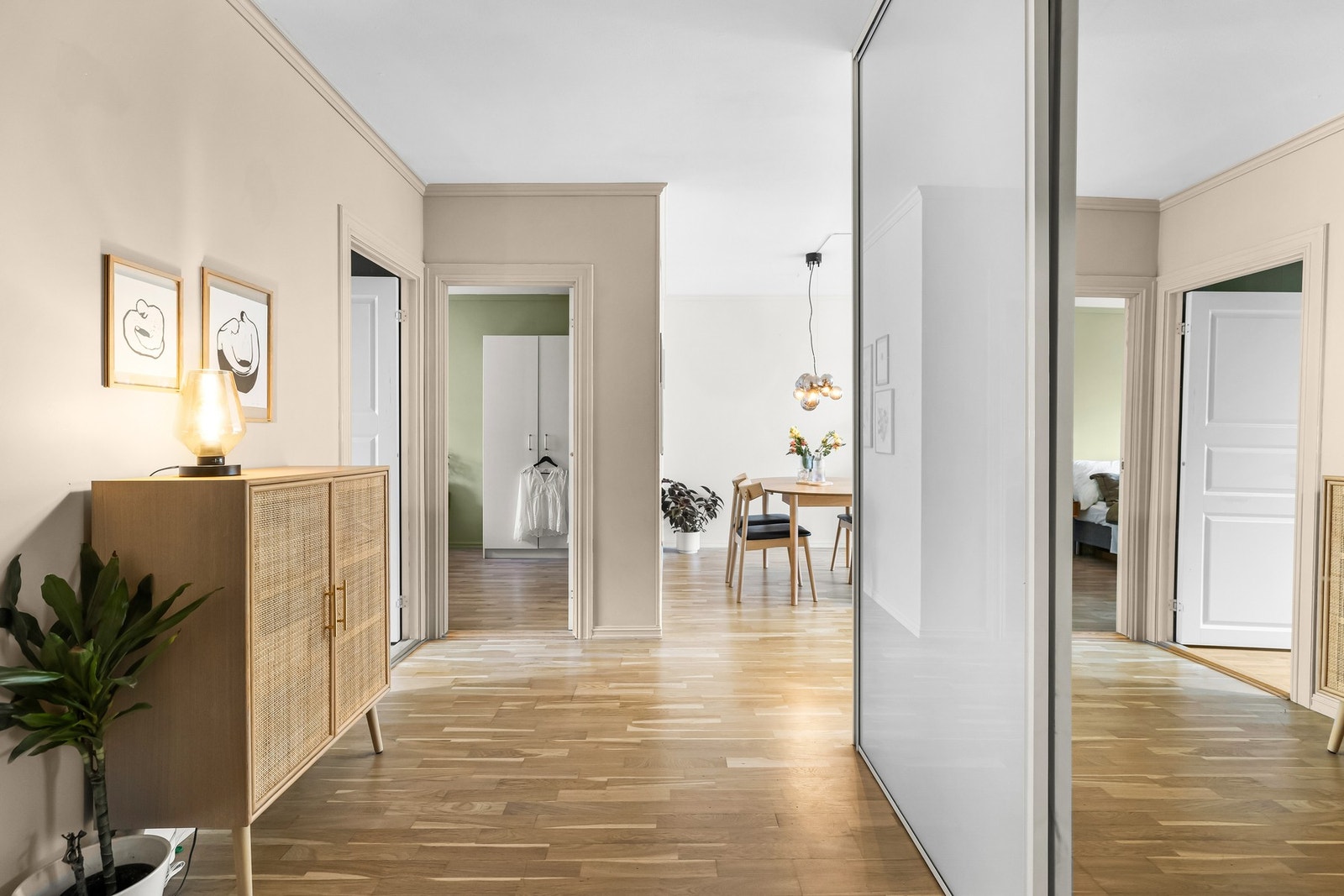 En lys og innbydende entré ønsker deg velkommen hjem, med god plass til både sko, jakker og ekstra oppbevaring. Galleribilde