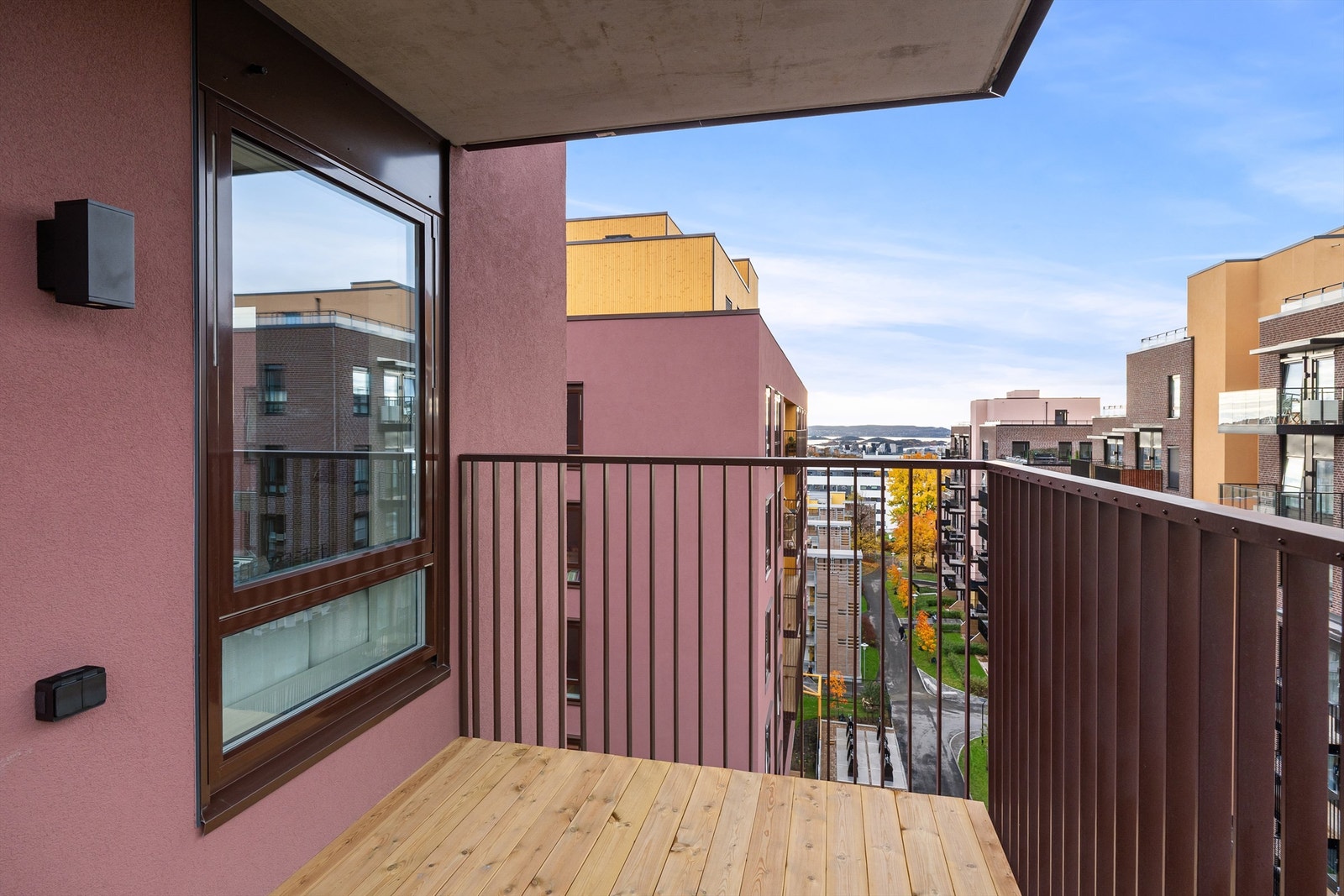 Balkongens areal på ca. 7 m² gir god plass til utemøblement. Galleribilde