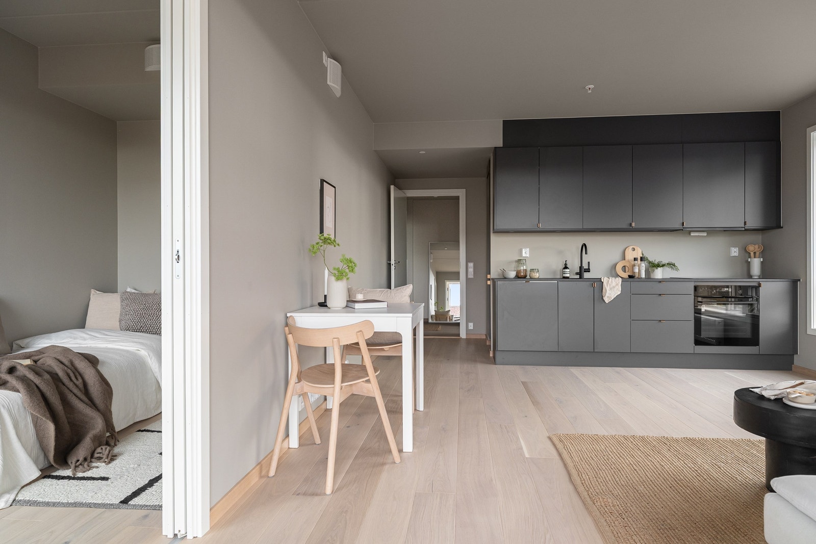 Soverom 2 har inngang fra stuen, via en plassbesparende skyvedør. Galleribilde