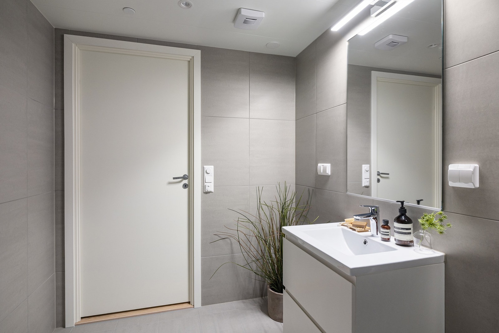 Det er gulvvarme og downlights i himling. Opplegg for vaskemaskin og tørketrommel. Rør-i-rør system. Galleribilde