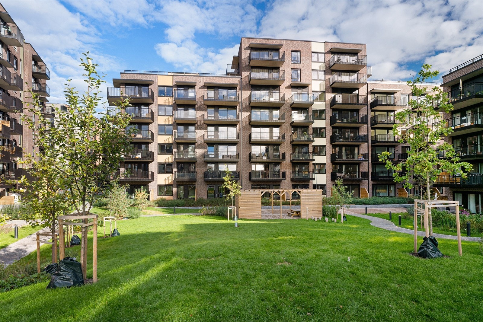 Grønne og frodige fellesarealer mellom byggene i prosjektet. Galleribilde