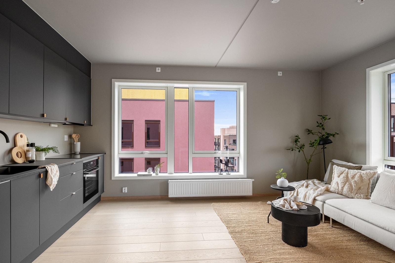 Det er malt i "Kalkgrå" i hele leiligheten som står i stil med resten av fargene i leiligheten. Galleribilde