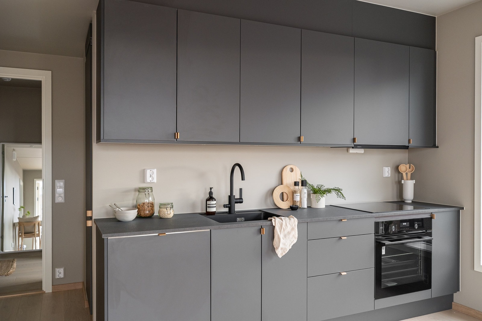 Leiligheten har et lekkert og oppgradert kjøkken fra Sigdal. Galleribilde