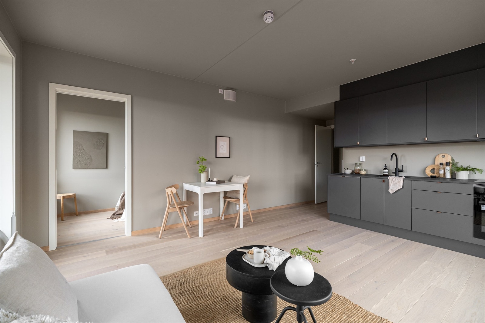 Det er en lekker 1-stavs eikeparkett på gulv. Galleribilde