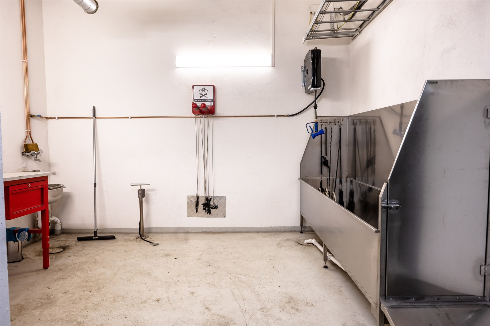 Det er et fellesrom dedikert til sykkelvask og smørebord i garasje ved 45A. Galleribilde