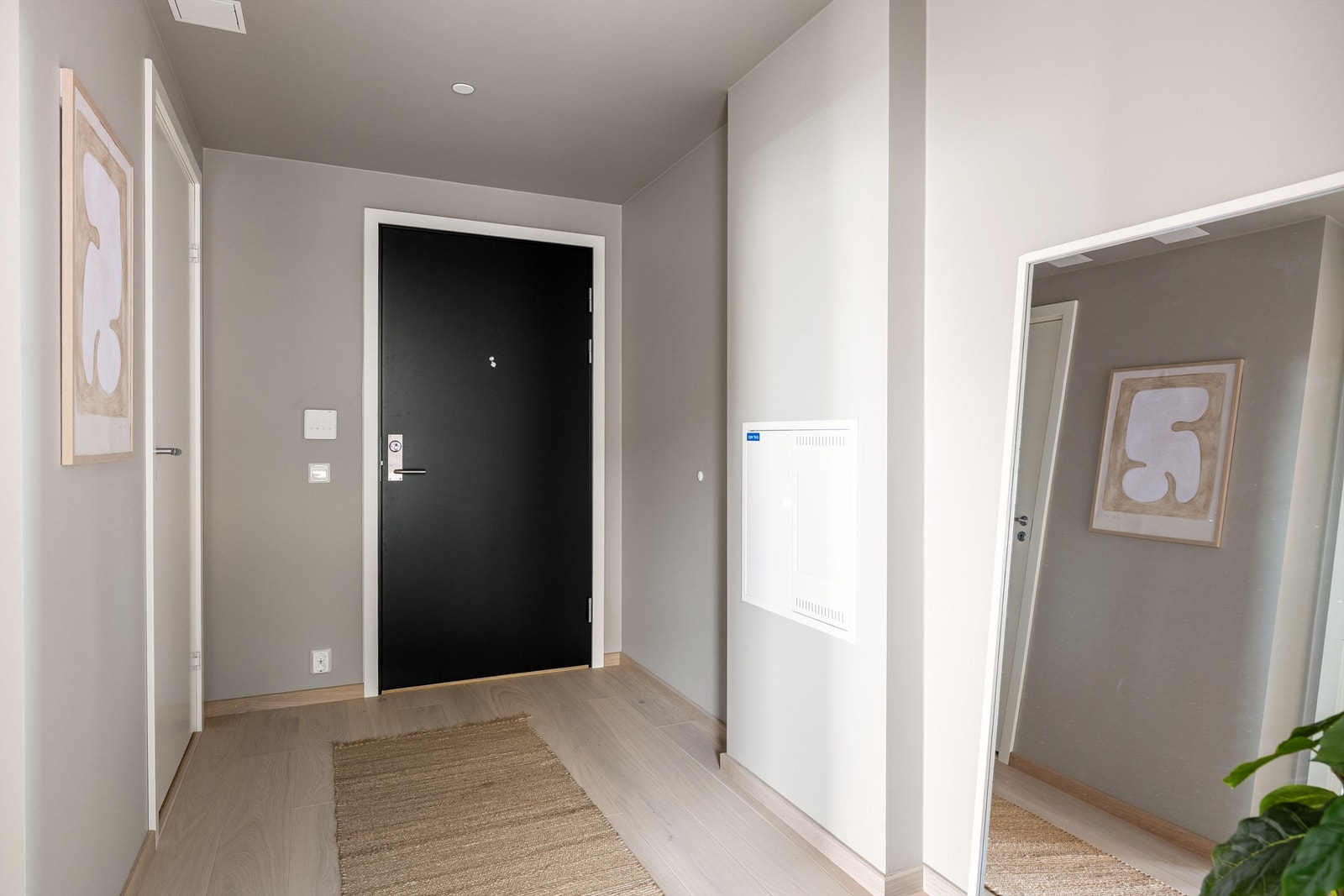 Innenfor inngangsdøren møtes man av en entré på ca. 6,4 m². Galleribilde