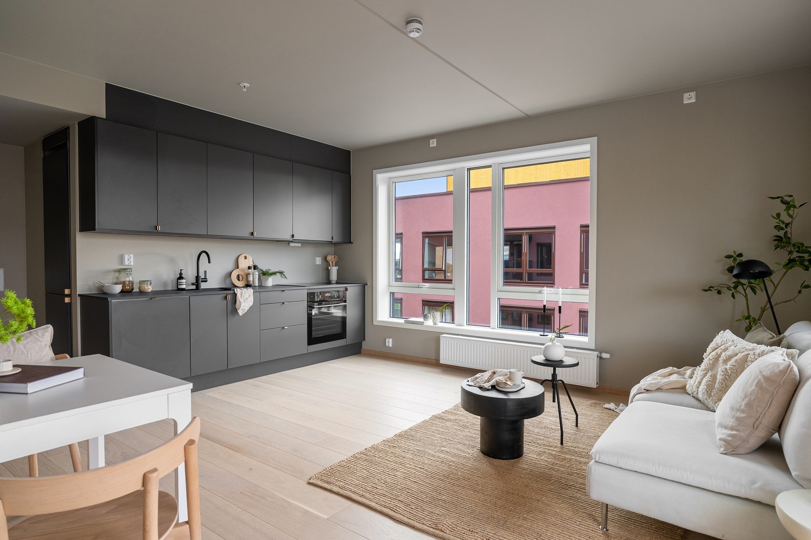 Leiligheten ligger fordelaktig på enden/hjørnet av etasjen, som gir ekstra vindusflater og skaper en lys og god romfølelse. Takhøyde i stuen er målt til 2,59 meter. Galleribilde