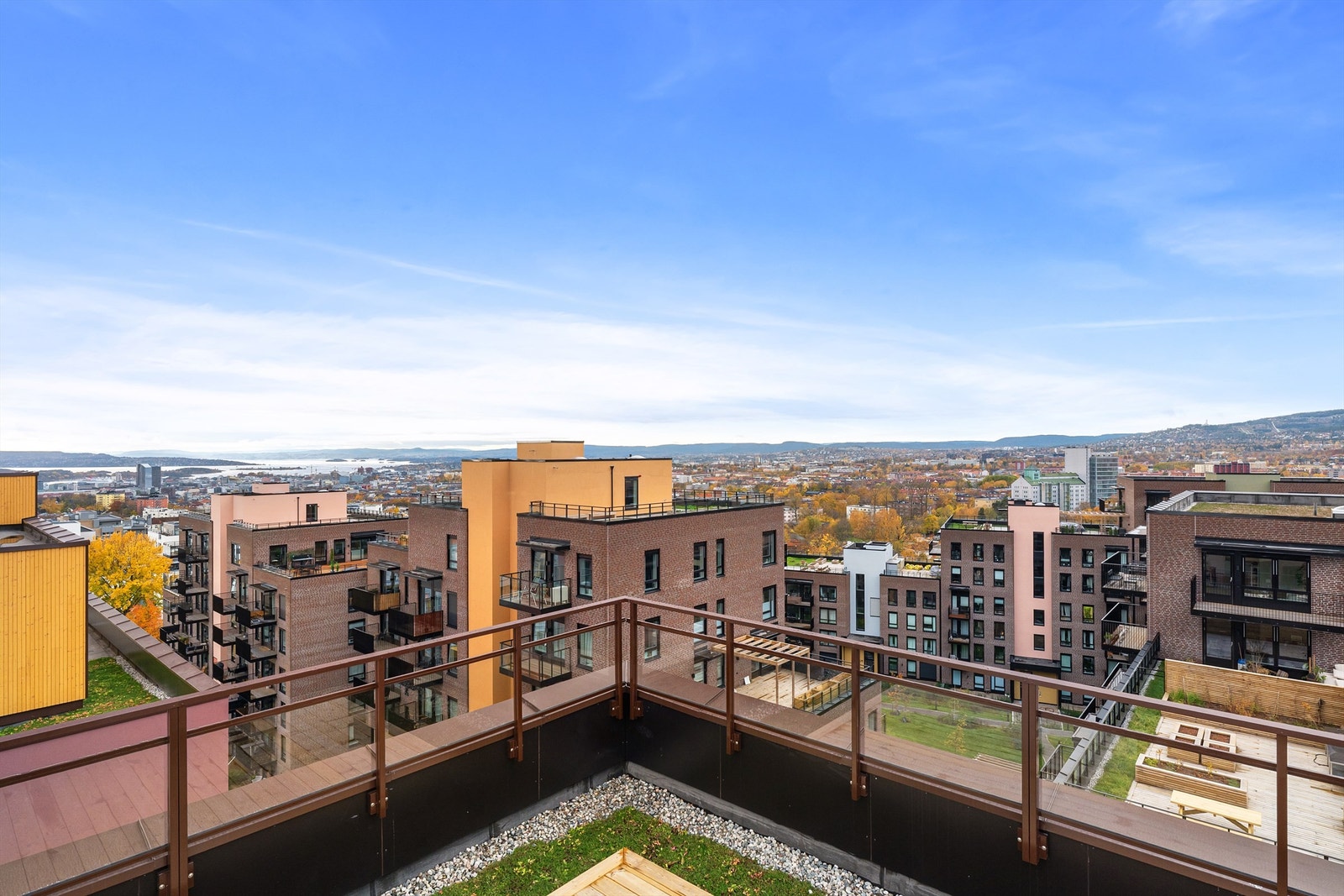 Herlig utsikt over sentrum og sol hele dagen. Galleribilde