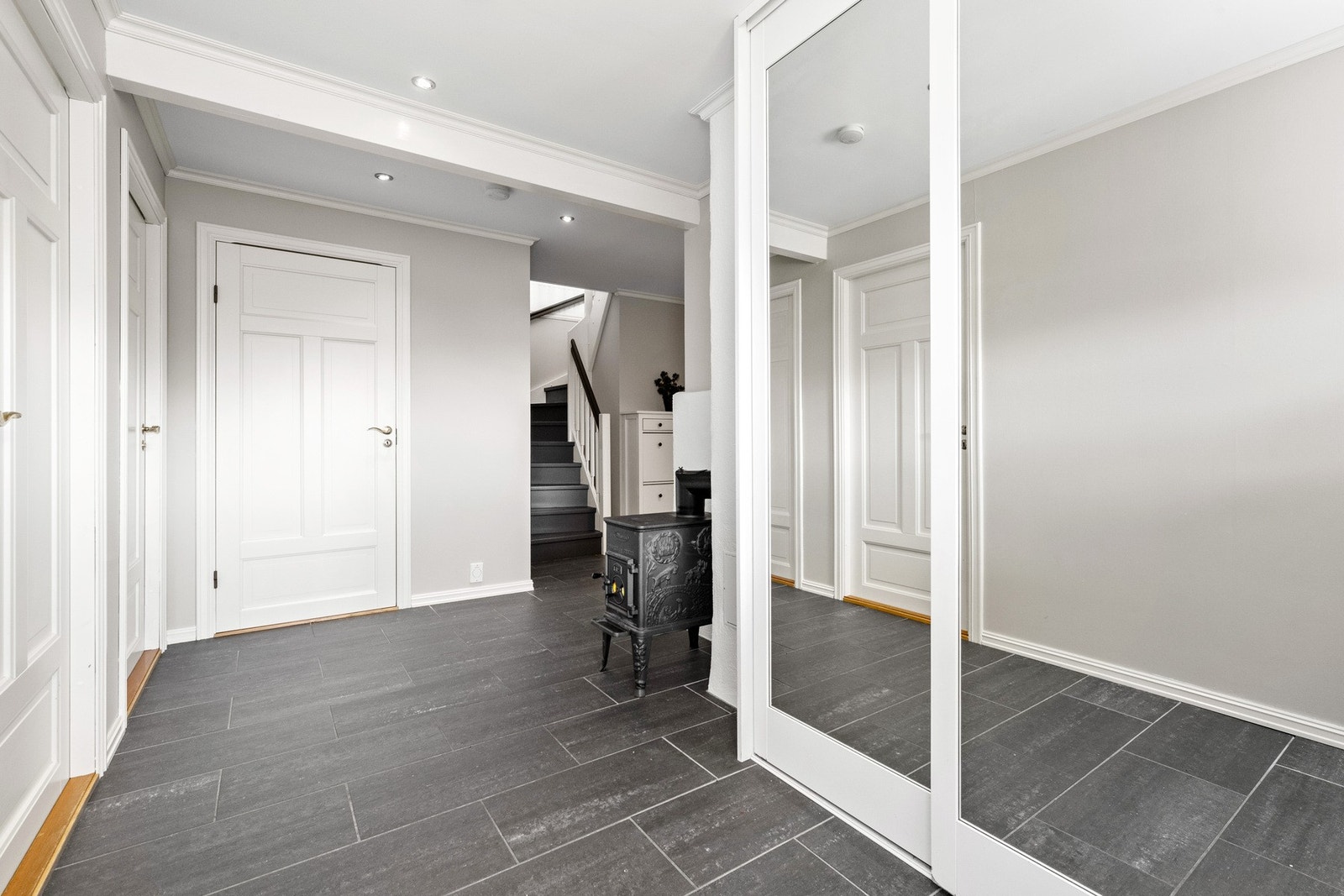 Entre med gode oppbevaringsmuligheter Galleribilde