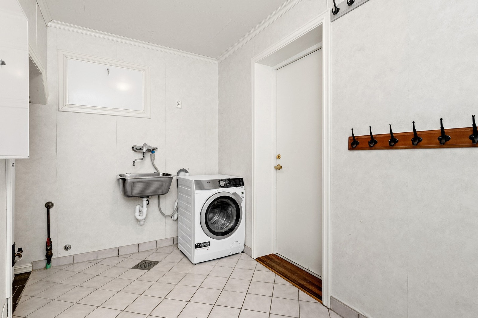 Separat vaskerom med utgang til garasjen Galleribilde