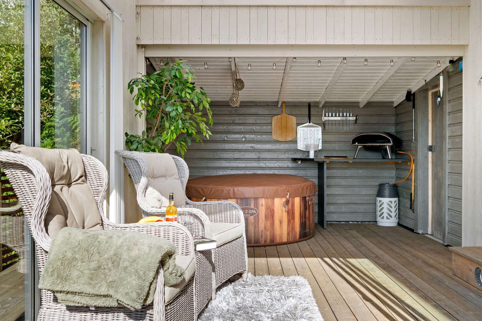 Utestue med skyvedører i glass og tilkomst til stue Galleribilde