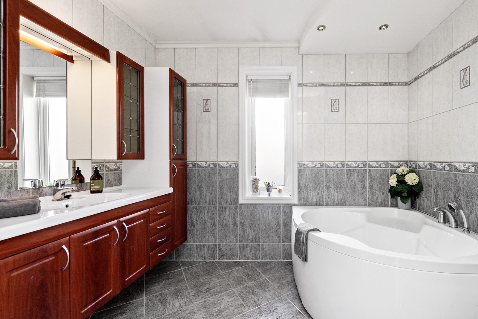 Boligen har et romslig bad med badekar Galleribilde