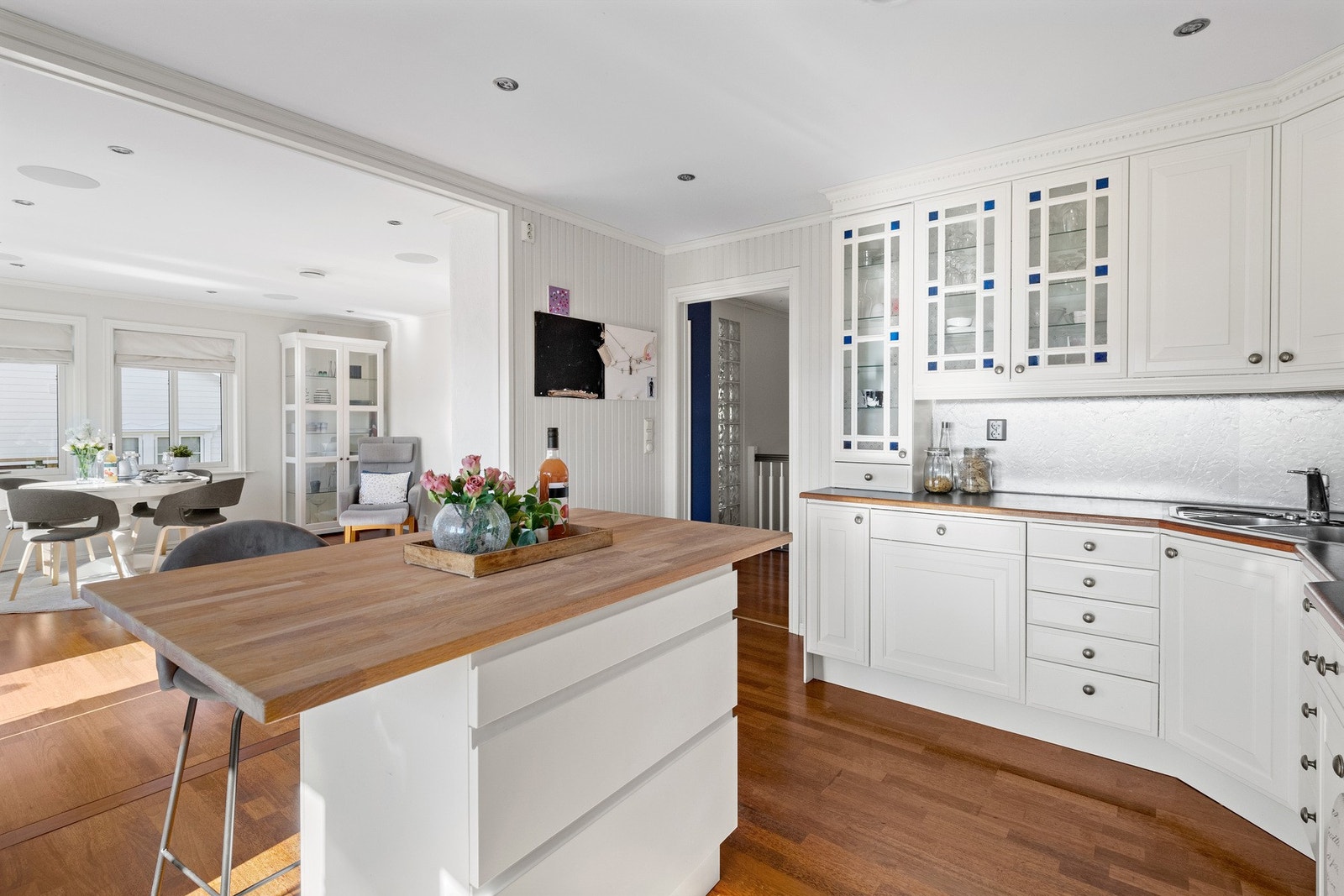 Kjøkkenet ligger sosialt til med spiseplassen Galleribilde