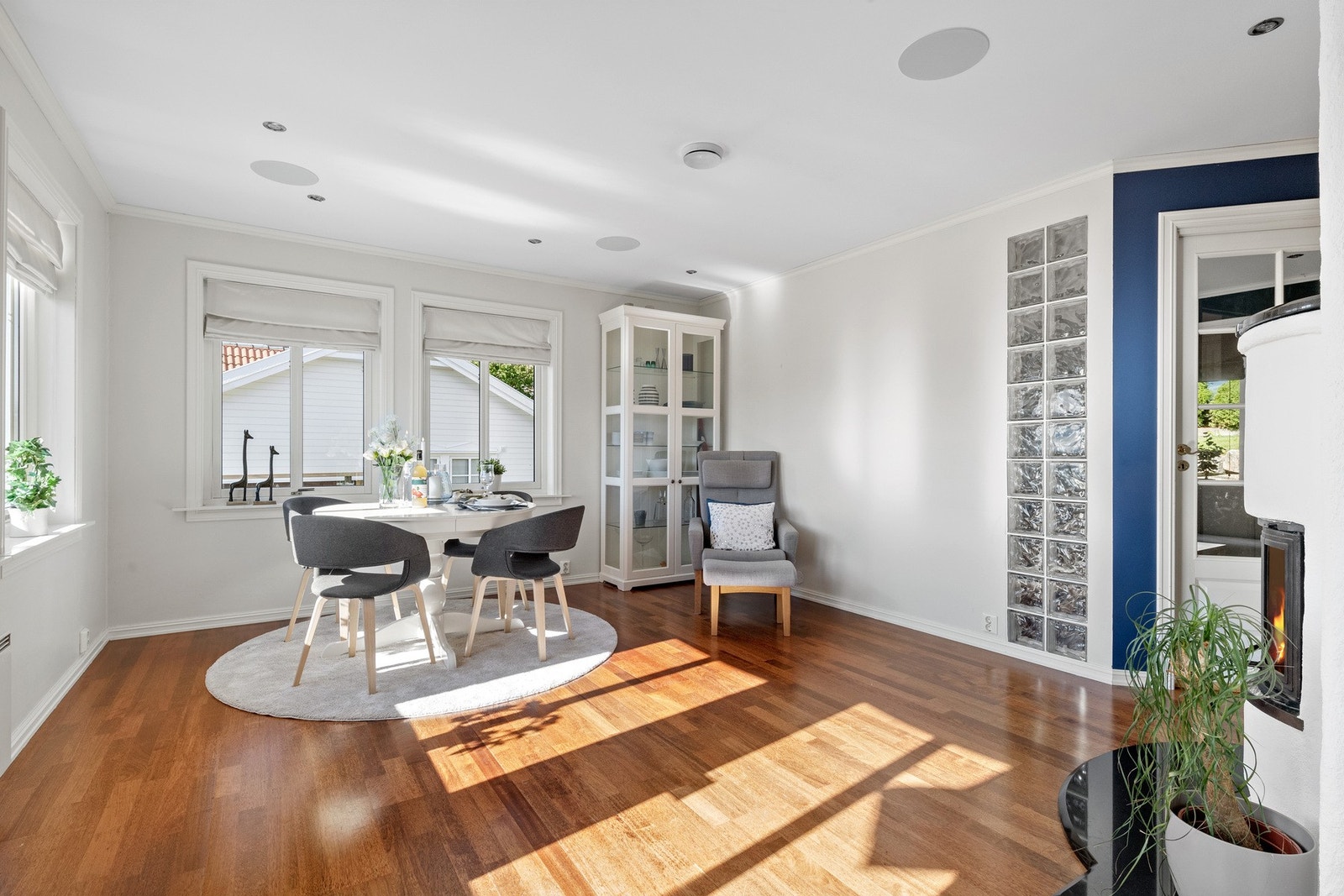 Koselig krok fremfor vedovnen Galleribilde