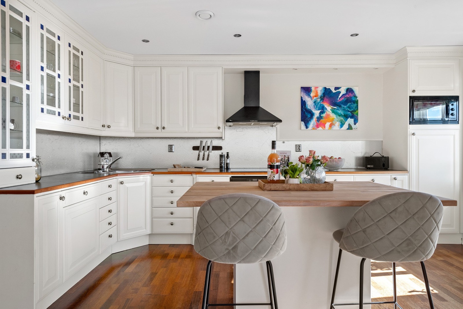 Romslig kjøkken med øy og frokostplass Galleribilde