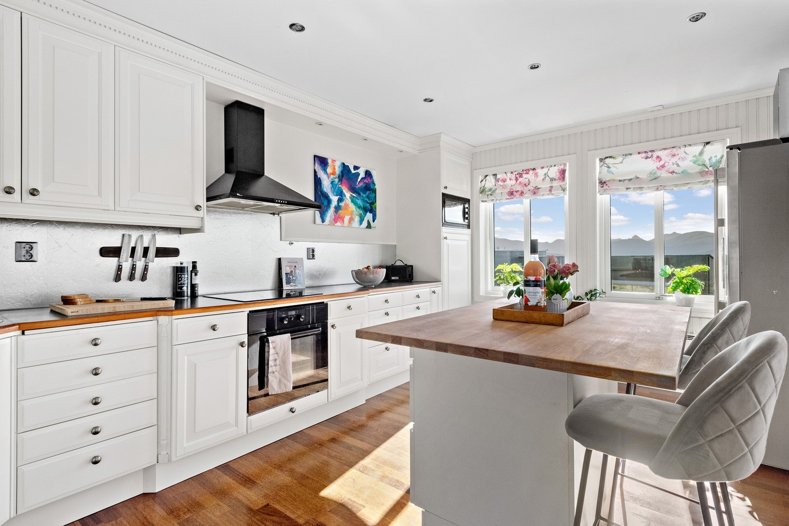 Kjøkken med utsikt fra frokostplassen Galleribilde