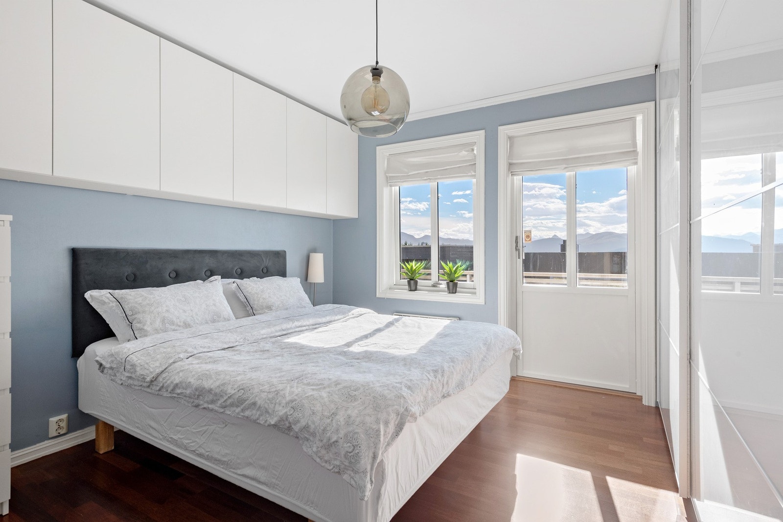 Hovedsoverom med god skapplass, og gode luftemuligheter ut til balkongen Galleribilde