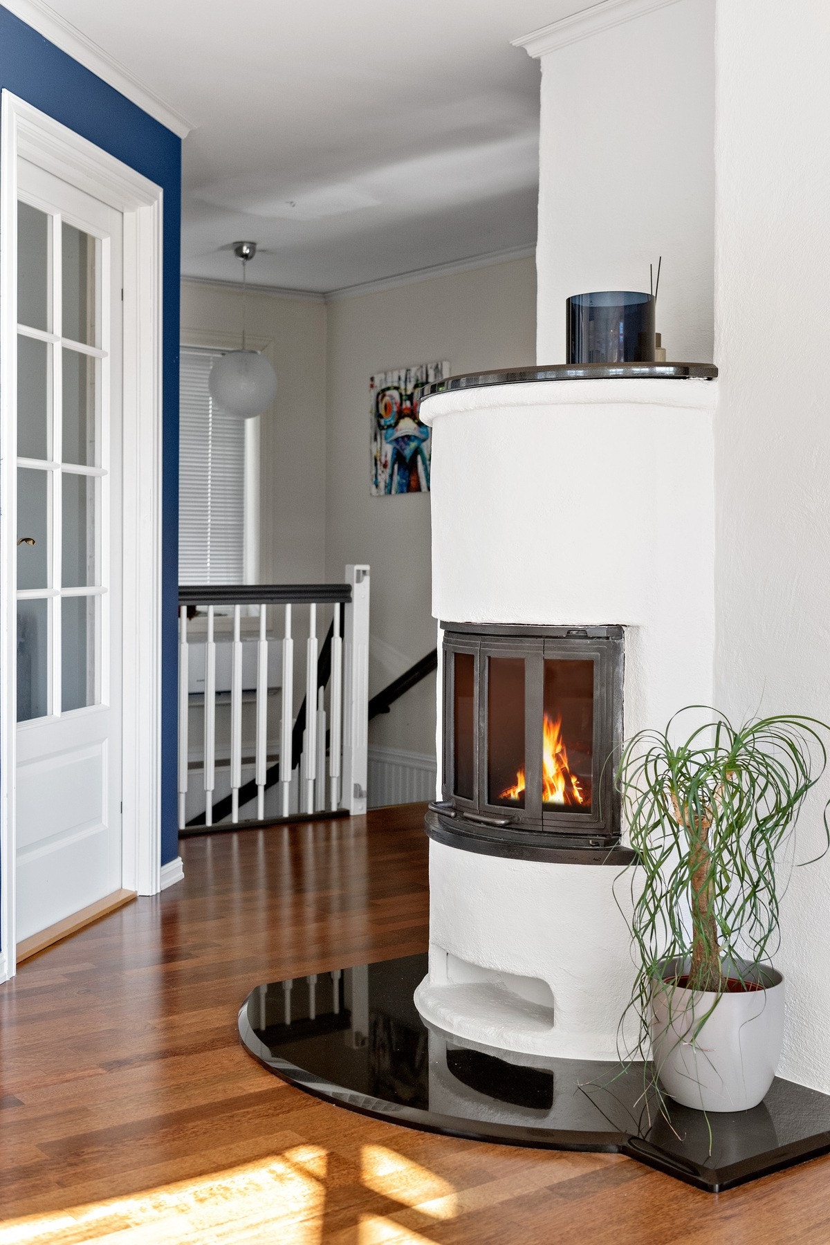 Det er to vedovner i boligen, denne er plassert i stue Galleribilde