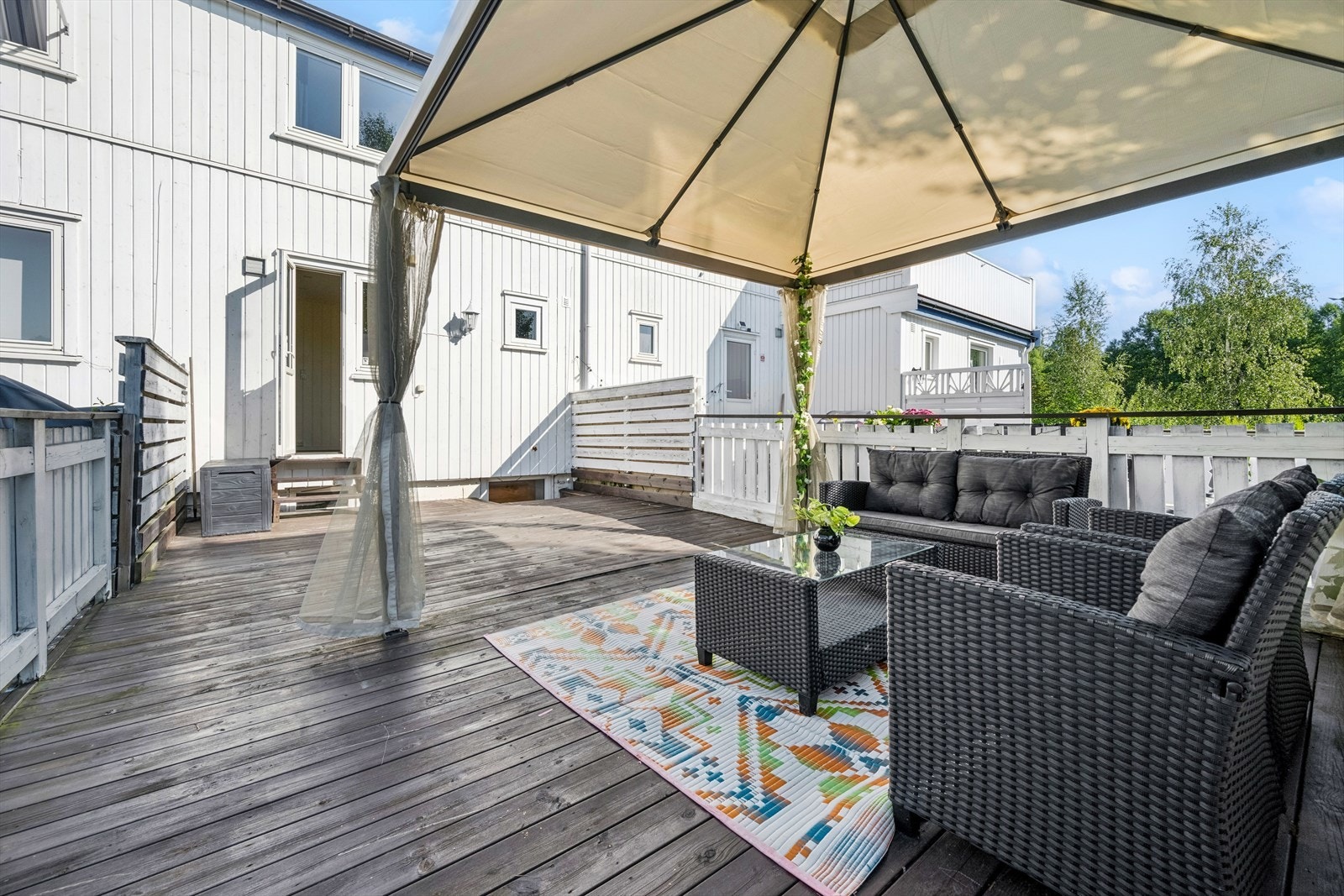 Her finner du rikelig med plass til en sittegruppe og tilhørende møblement, noe som gjør det til et perfekt sted for avslapning og underholdning. Galleribilde