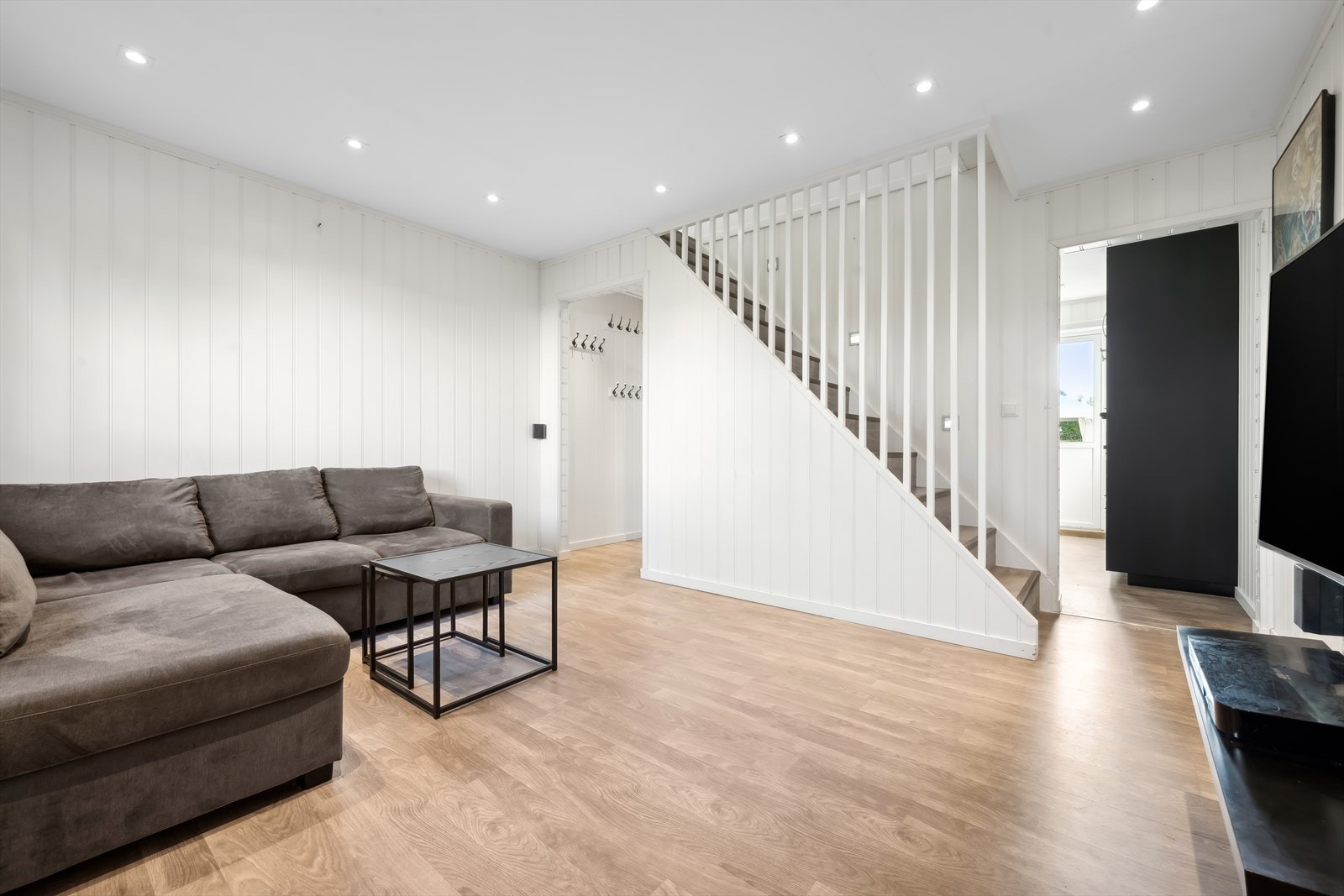 Det er godt med plass til både TV-hjørne, spiseplass og en komfortabel sofagruppe. Galleribilde