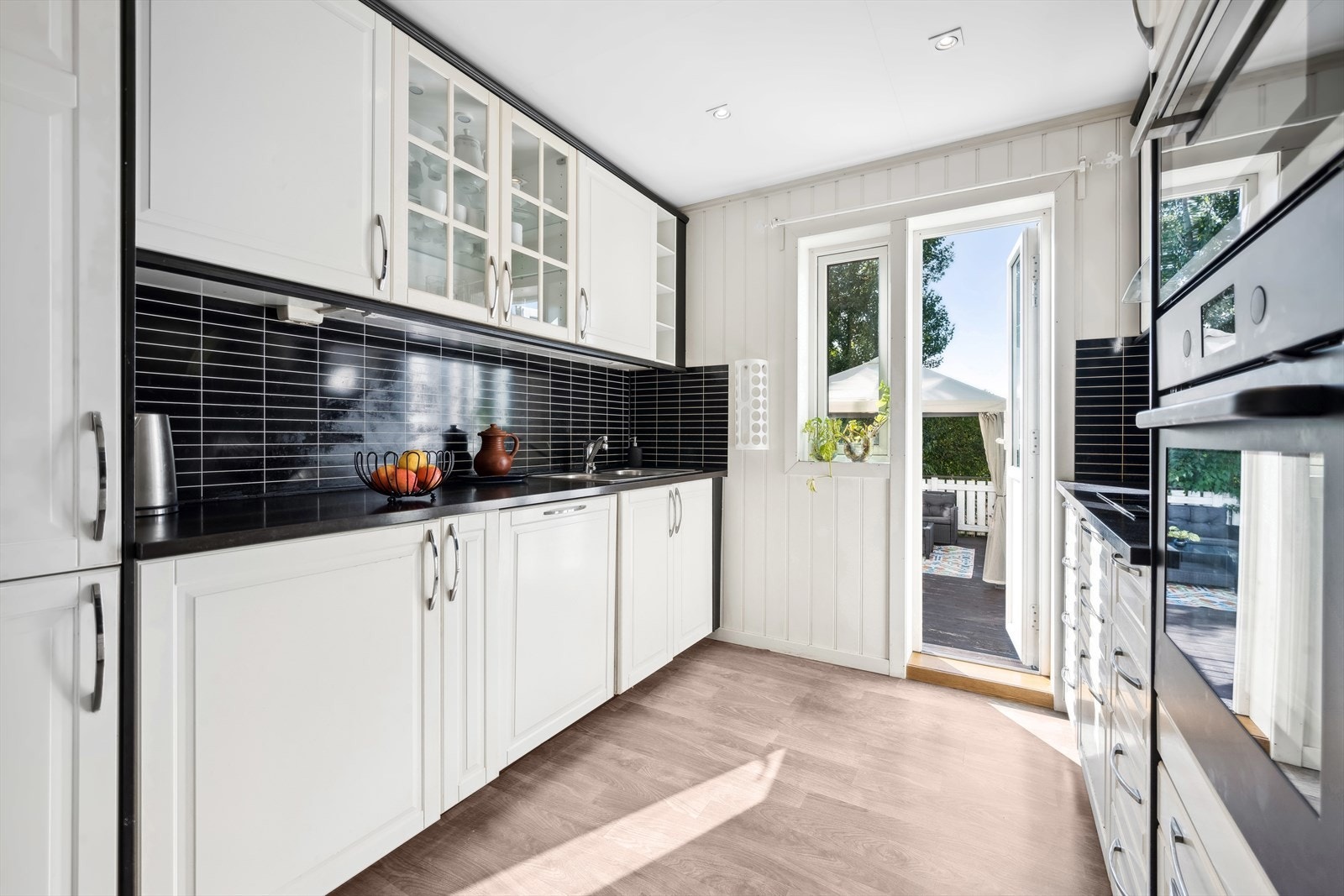 Oppvaskkummen er av stål og har et ett-greps blandebatteri, med avløpsrør av plast. Det er også en ventilator med kullfilter. Galleribilde