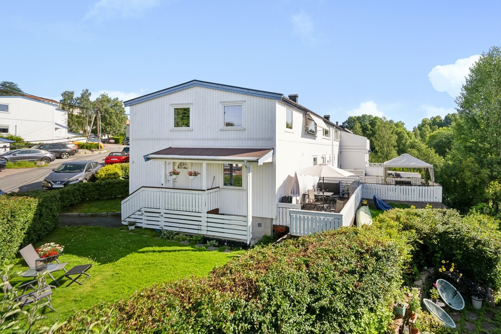 Her bor du i grønne og veletablerte omgivelser, med kort gangavstand til både barnehager, skoler, lekeplasser og T-banestasjon - alt innenfor få hundre meter. Galleribilde