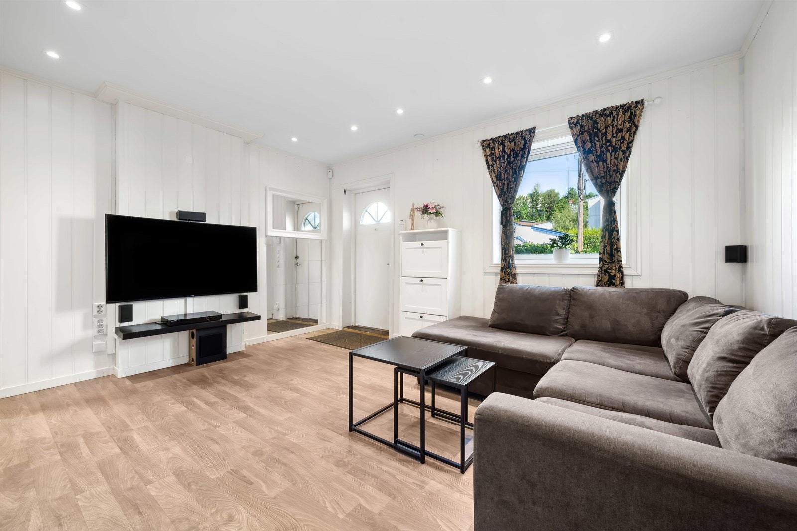 Boligen har direkte adkomst til en herlig stue med enkel og stilren innredning, Galleribilde