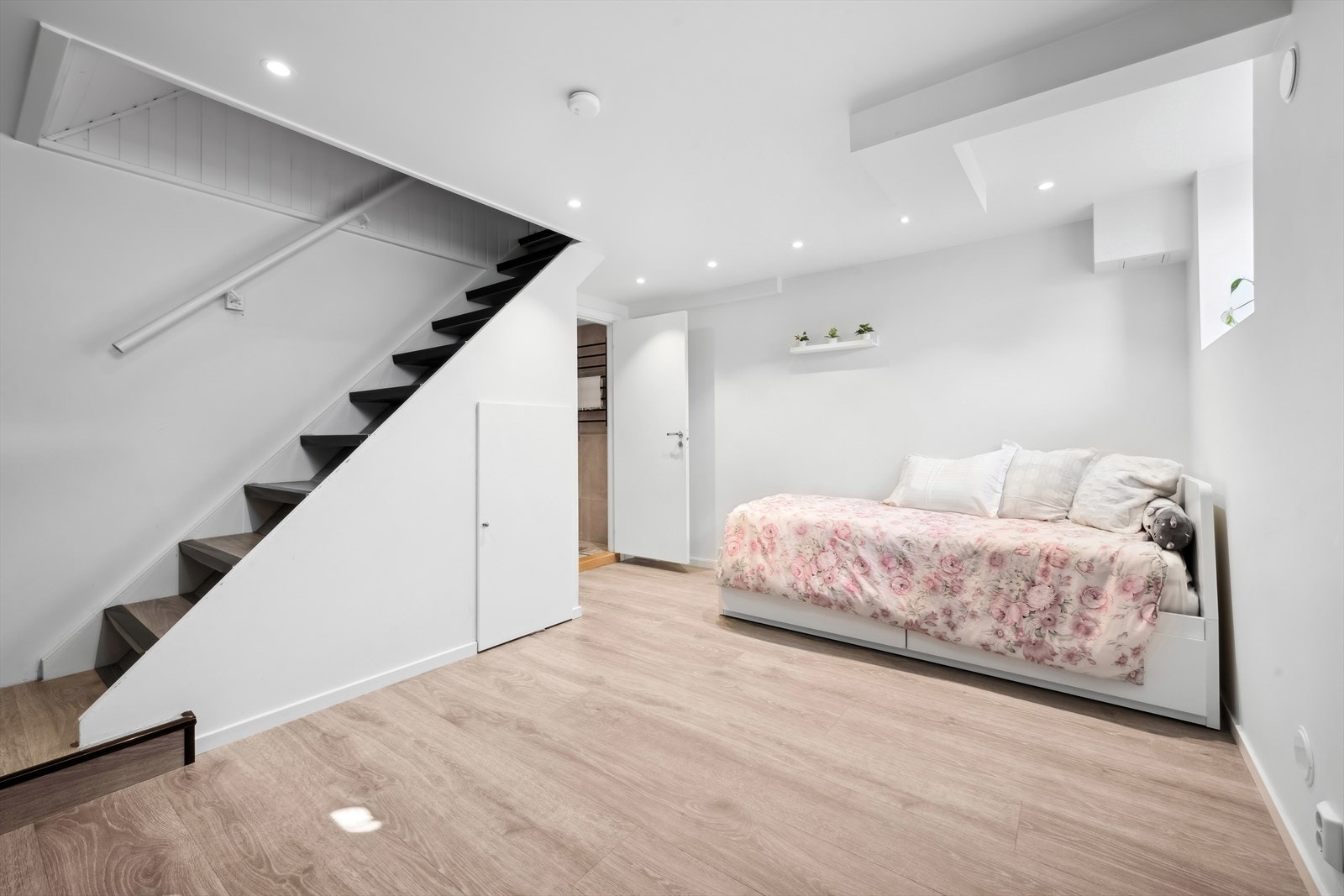 Boligen har en praktisk underetasje med en romslig kjellerstue og et stort baderom. Kjellerstuen kan brukes enten som en ekstra stue eller et generøst soverom. Galleribilde