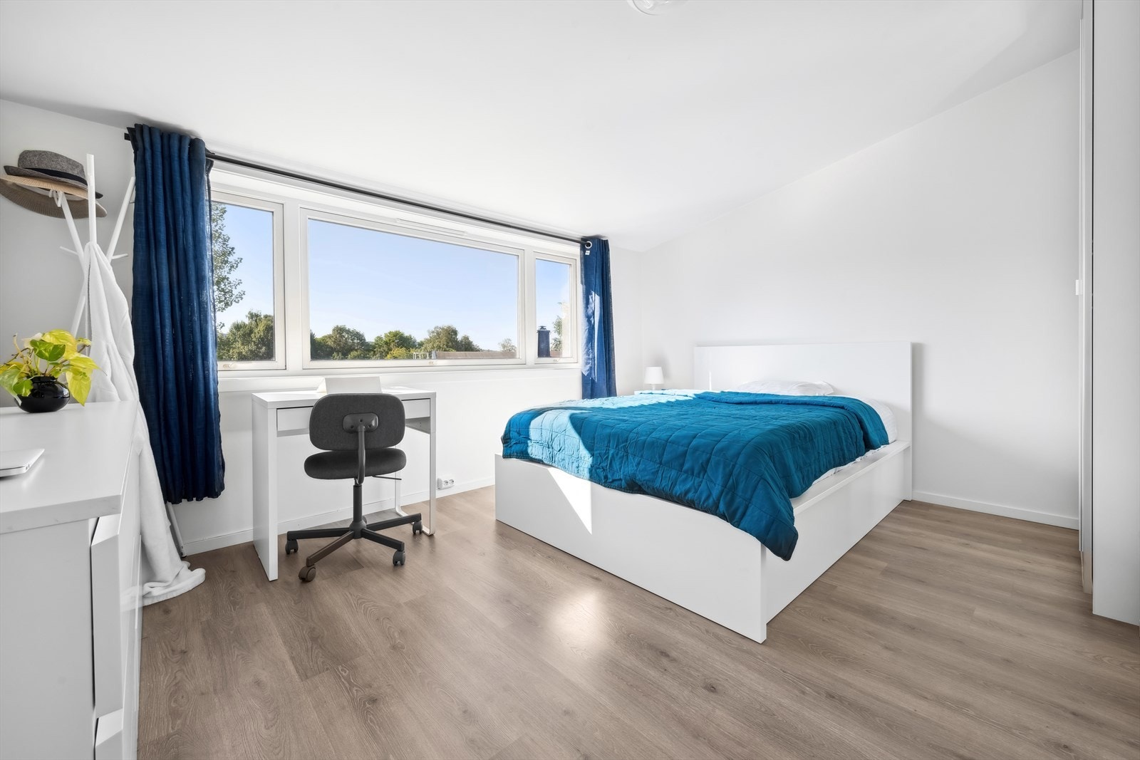 Boligen har to soverom i andre etasje, begge med god plass til seng samt tilhørende møblement og garderobeløsninger. Galleribilde