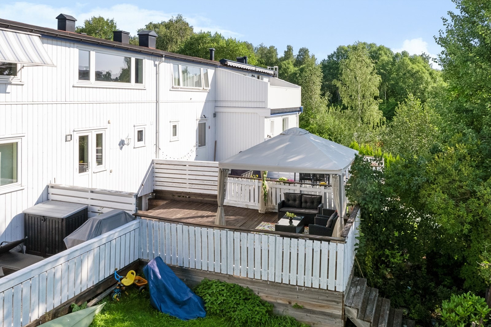 Fra kjøkkenet er det utgang til en imponerende terrasse på ca. 31 kvm. Galleribilde