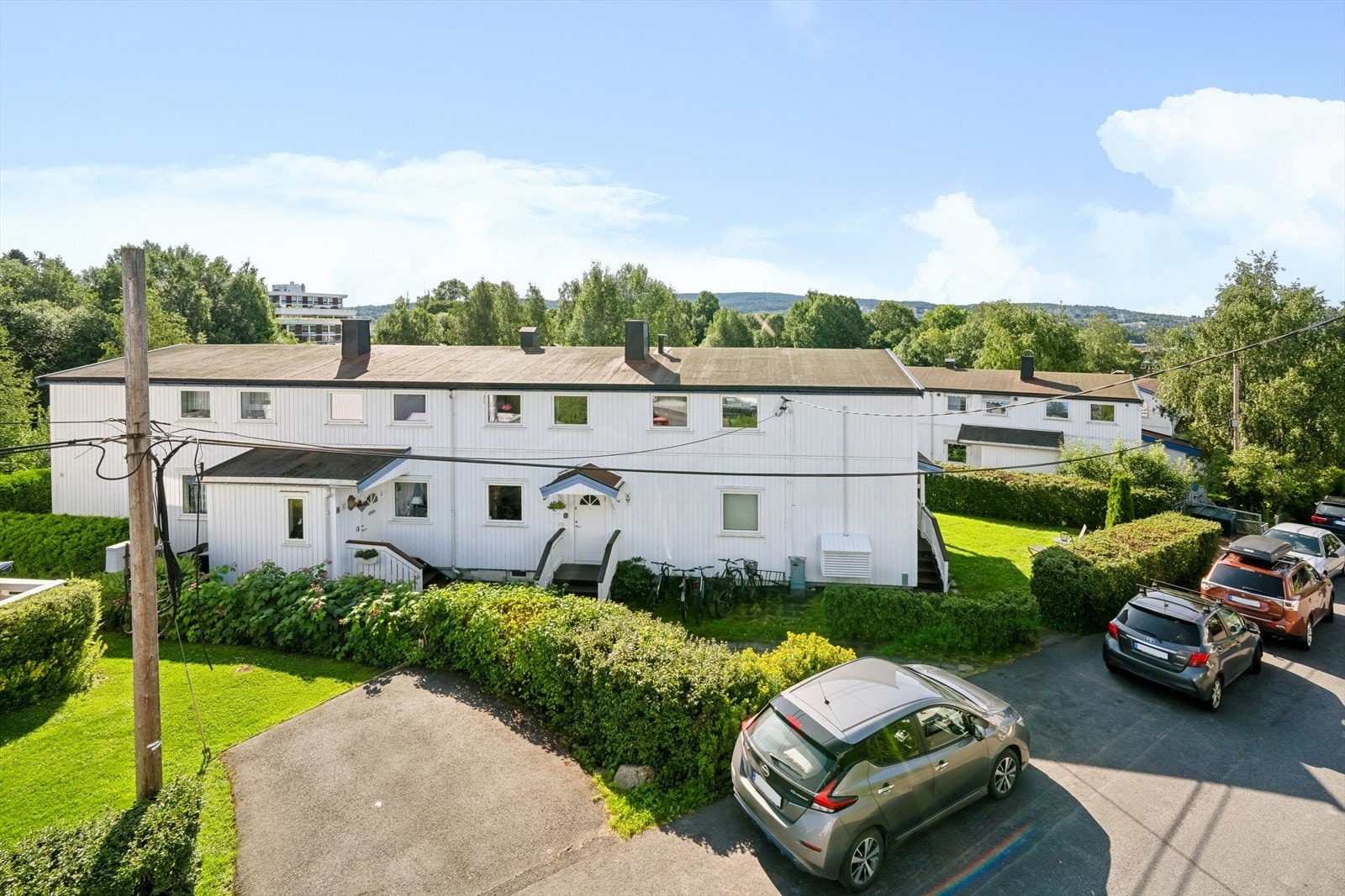 Rekkehuset i Rådyrveien 19B ligger i et rolig og trygt boområde midt på Veitvet, og passer ypperlig for barnefamilier. Galleribilde