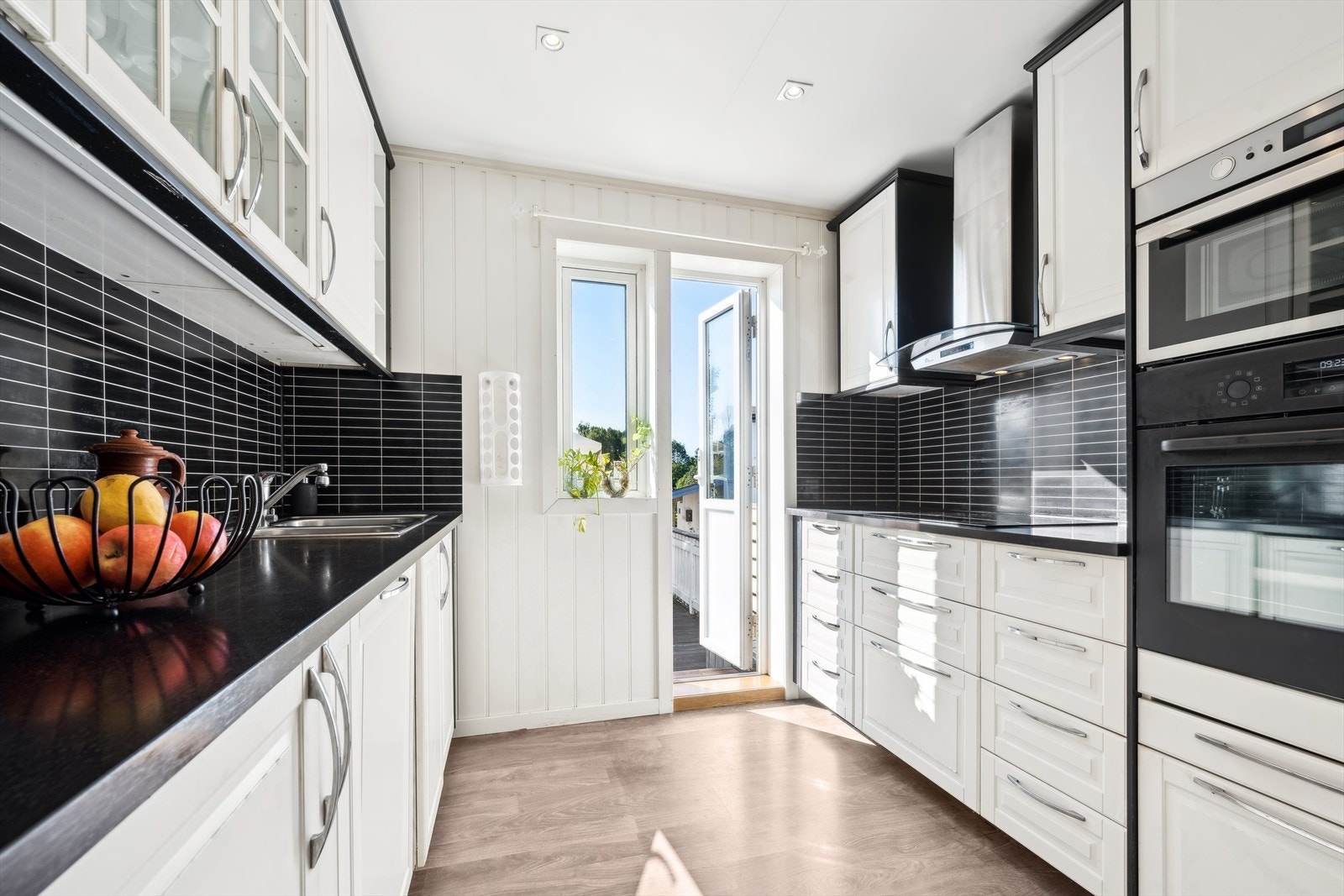 Kjøkkenet fra IKEA ble installert i 2015 og har benke- og overskap med profilerte fronter. Galleribilde