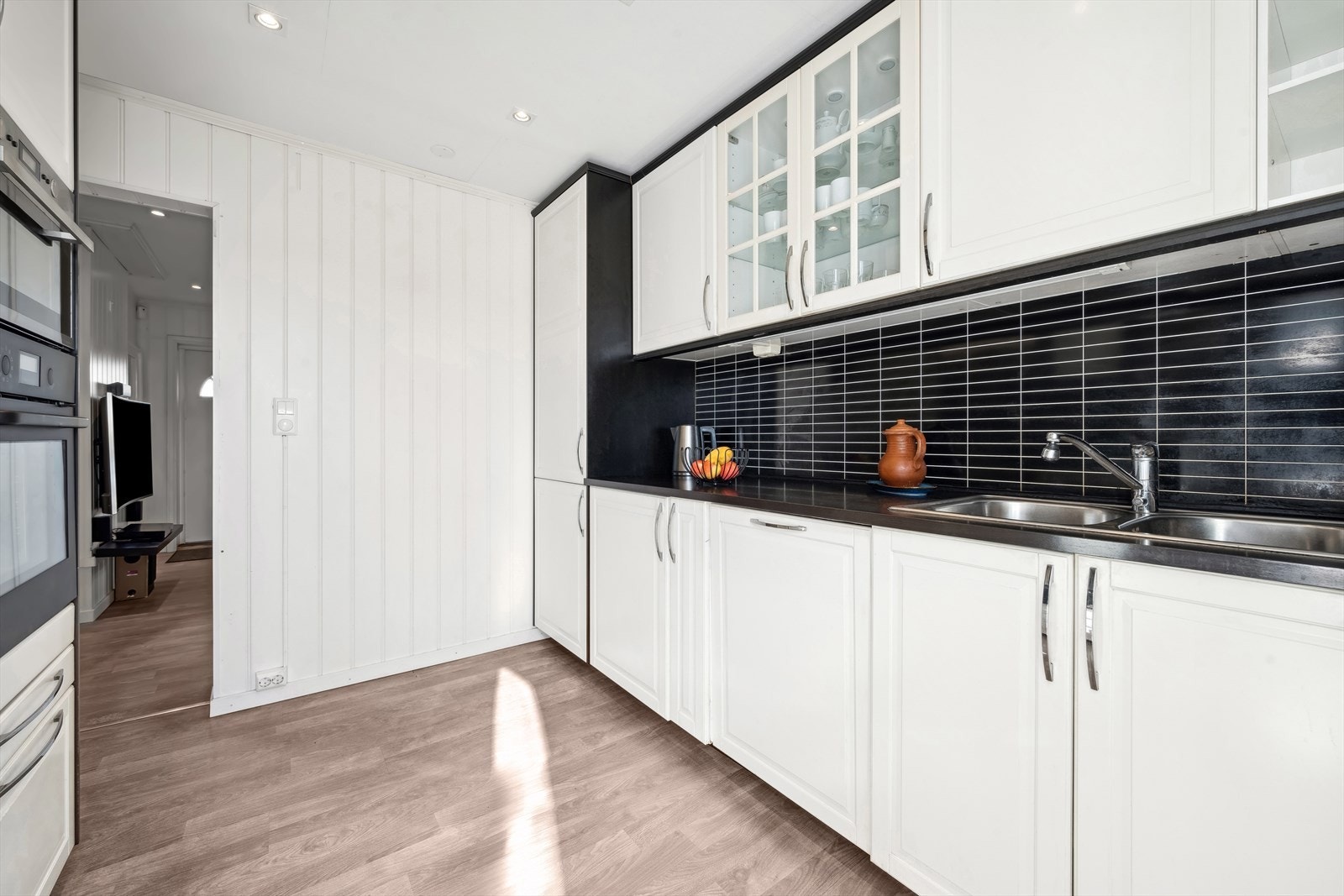 Kjøkkenet har integrerte hvitevarer som platetopp, komfyr, mikrobølgeovn, kjøleskap/fryser og oppvaskmaskin. Galleribilde