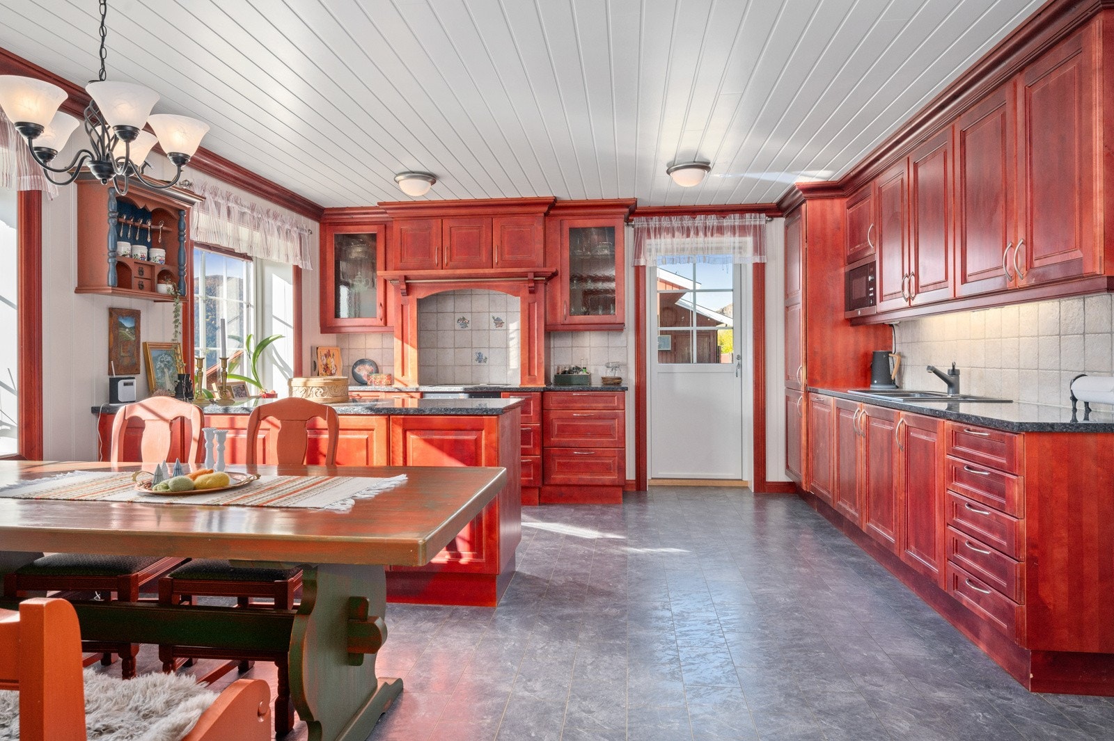 Våningshuset har plassbygd kjøkkeninnredning fra 2005 med integrerte hvitevarer. Galleribilde