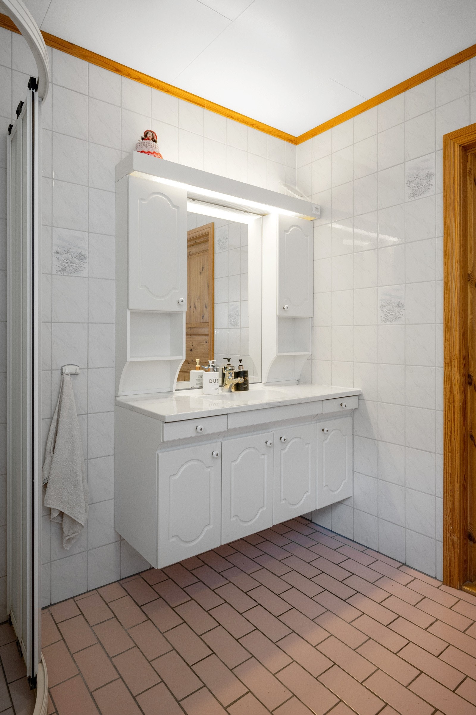 Badet i kårboligen er kombinert bad/vaskerom med flislagte overflater, avtrekksvifte og opplegg for vaskemaskin. Galleribilde