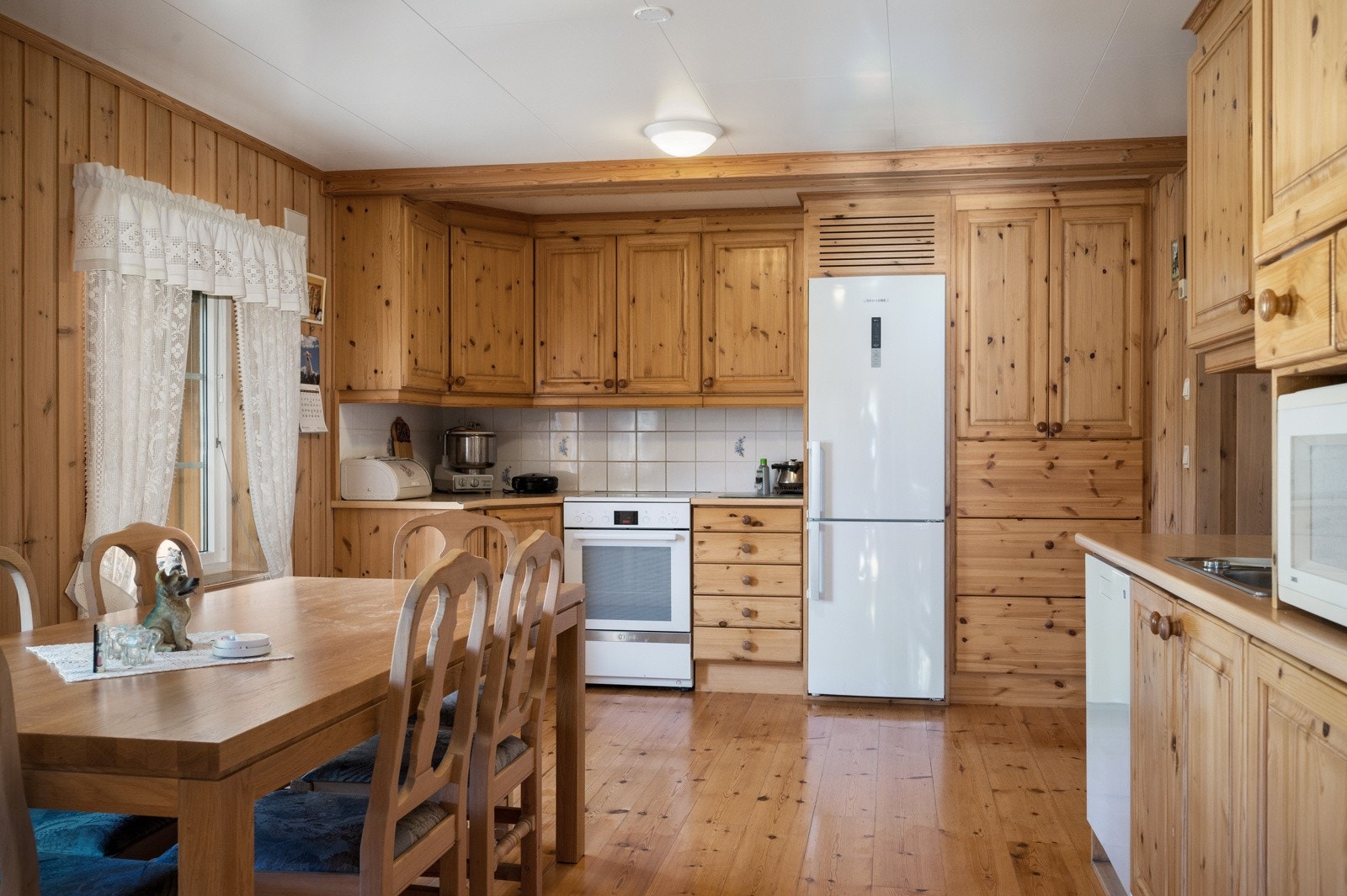 Kårboligen har et romslig kjøkken med god skap- og benkeplass. Det er også plass for spisebord. Galleribilde