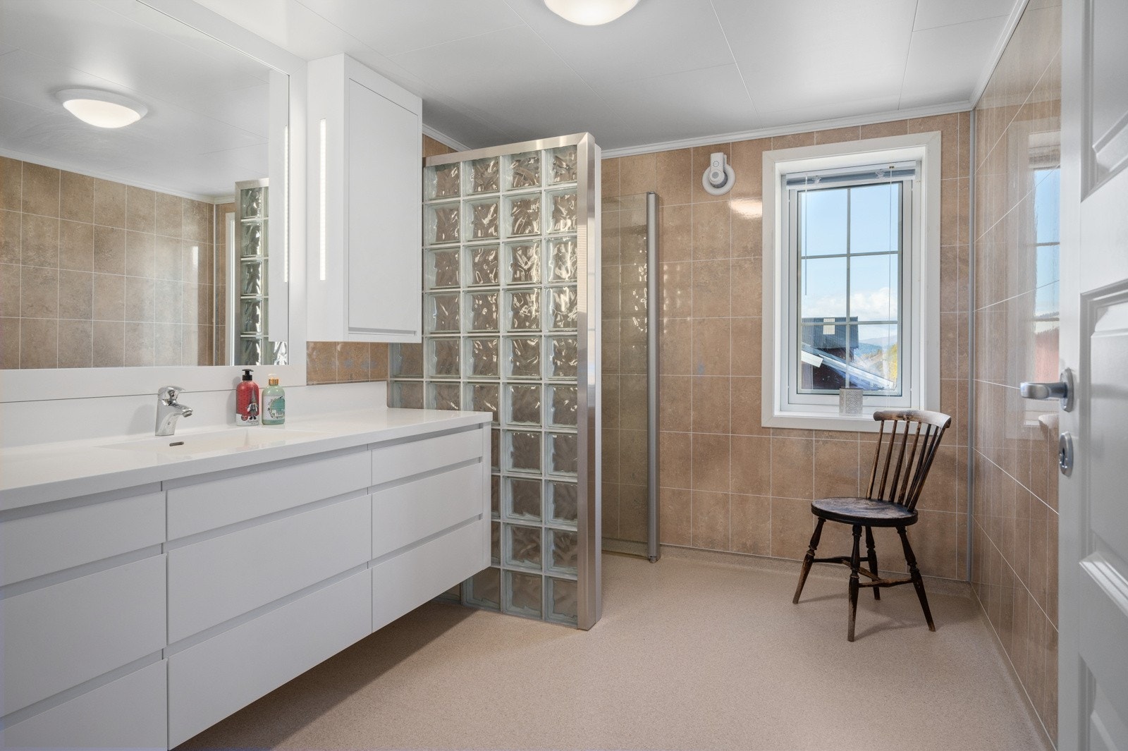 Badet i våningshuset er fra 2015 med stilren innredning, gulvvarme og elektrisk avtrekksvifte. Galleribilde