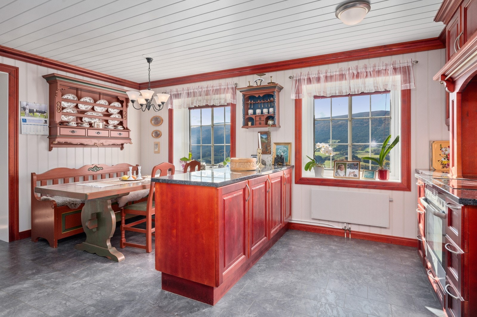 Kjøkkenet i våningshuset er stort og trivelig med barløsning og plass for spisebord. Galleribilde