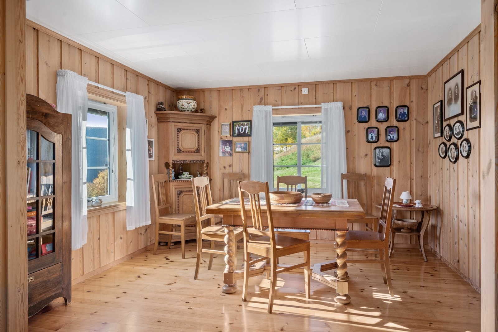 Fra stuen er det åpent inn mot en koselig spisestue, og det er dør mot kjøkkenet fra både spisestuen og stuen. Galleribilde