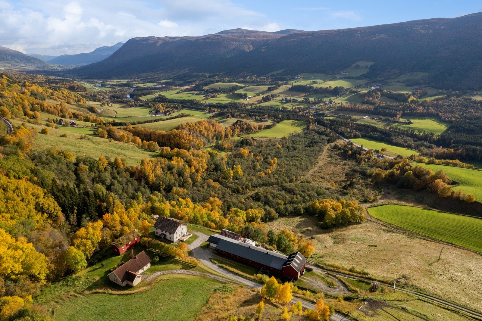 Her bor du omkranset av nasjonalparker og urørt natur, samtidig som det er kort vei til E6, tog, skoler, butikker m.m. Galleribilde