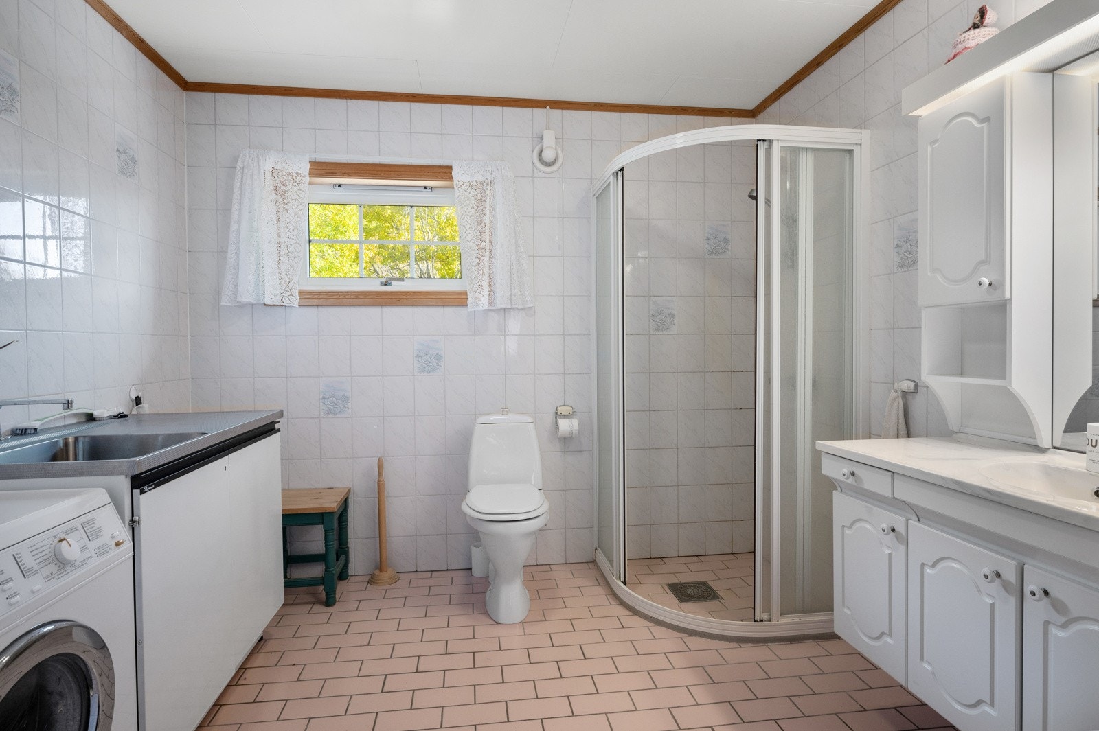 Badet er romslig og funksjonabelt, men fremstår med behov for oppgradering. Galleribilde